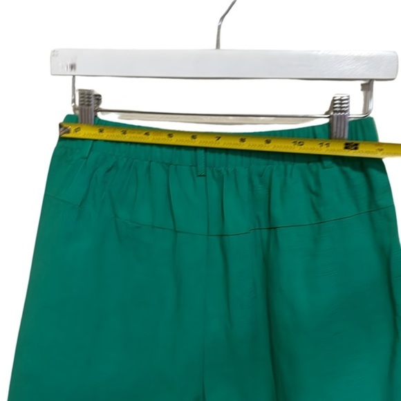 Small Size Women's Green Shorts‎ - Picture 4 of 9